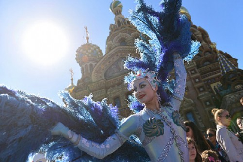Полиция прервала шествие Cirque du Soleil по центру Петербурга