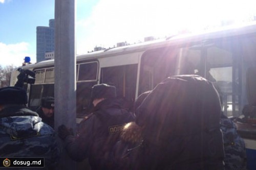 Полиция задержала участников пикета в поддержку Pussy Riot