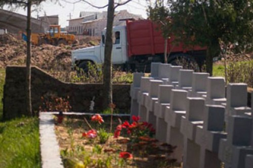 Польша разберется с коровником у белорусского кладбища Армии Крайовой