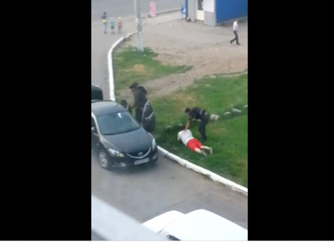 Посреди Луганска на глазах детей похищают человека. ВИДЕО