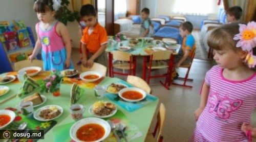 Постное меню в детсадах: почти неделю малыши не ели мяса, рыбы и молочных продуктов