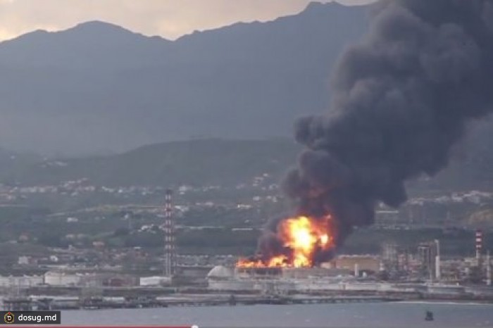 Пожарные не могут потушить пламя на нефтяном предприятии в Италии. ВИДЕО