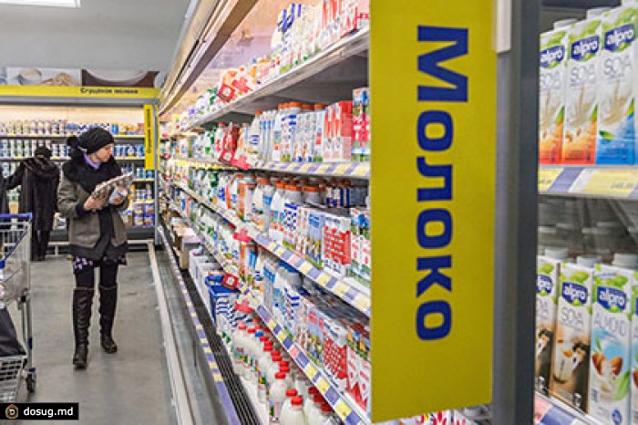 Президент потребовал контролировать цены на продукты и бензин в ручном режиме