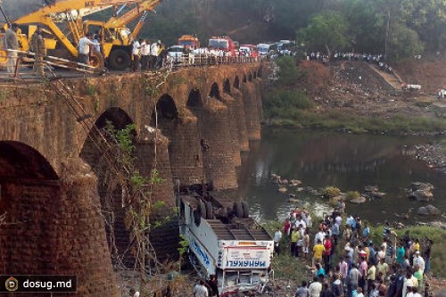 При крушении автобуса в Индии погибли 37 человек
