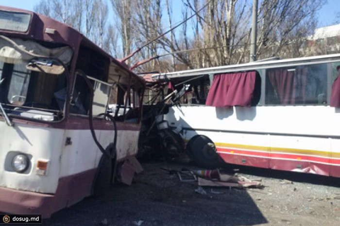 При столкновении автобуса и троллейбуса на Украине погибли пять человек