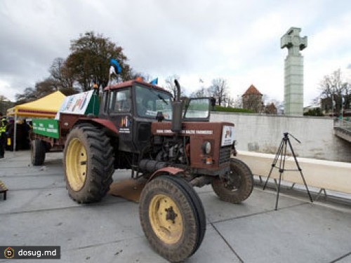 Прибалты на тракторе отправились выбивать деньги у Евросоюза