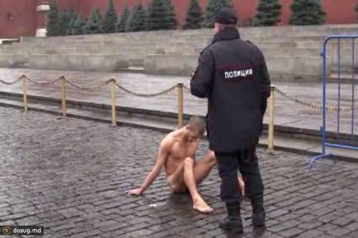 Прибившего себя гвоздем к Красной площади художника госпитализировали