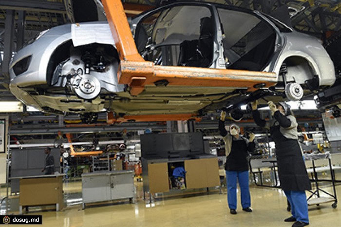 Продажи «АвтоВАЗа» в России рухнули на треть