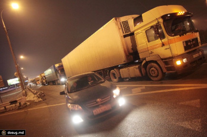 Проезд грузовиков по федеральным трассам станет платным в конце 2015 года