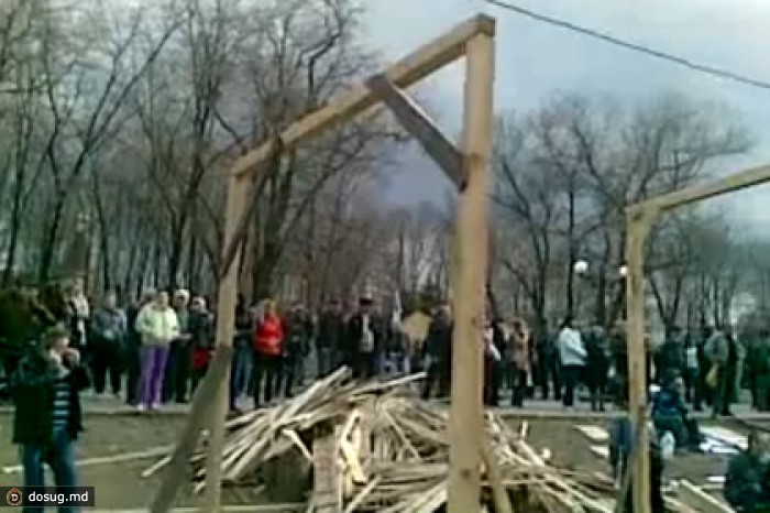 Пророссийские активисты построили «виселицы для бандеровцев» у луганского СБУ