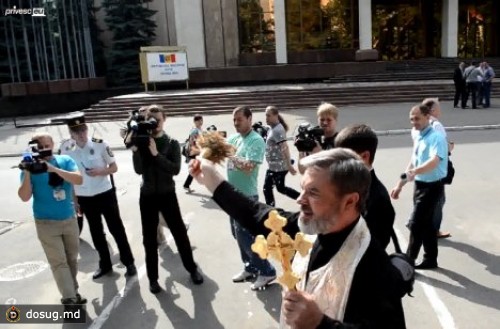 
 Протест со святой водой и вазелином
