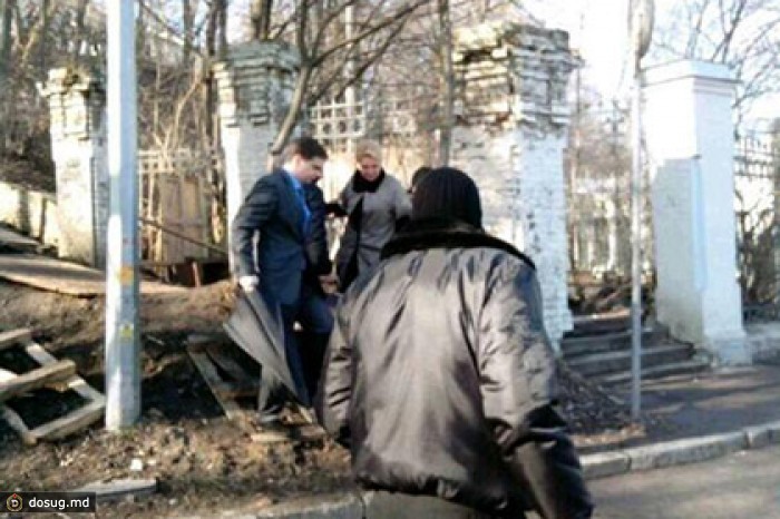 Протестующие побили окна в помещении Минздрава Украины