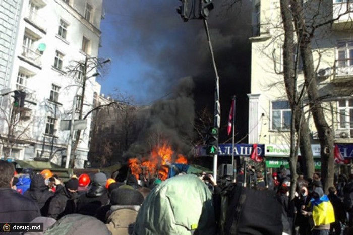 Протестующие подожгли два «КамАЗа» в центре Киева