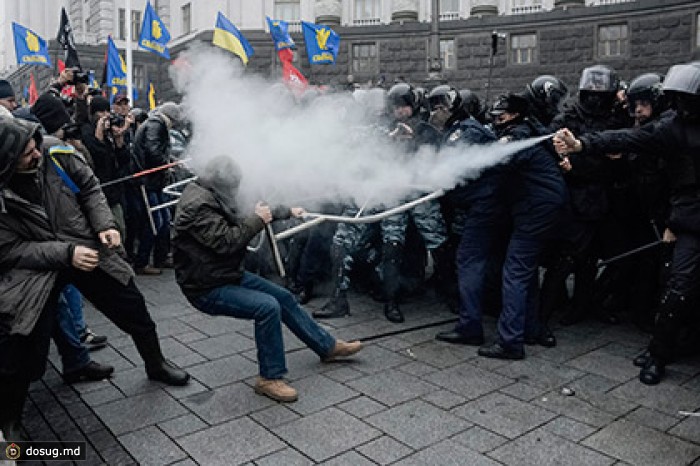 Против митингующих в Киеве применили слезоточивый газ