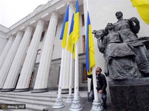 Противники закона о митингах забросали здание Рады туалетной бумагой
