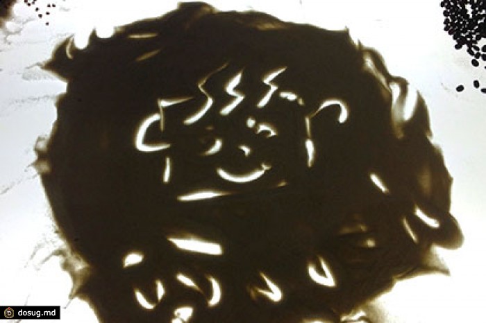 Путин нарисовал рожицу на песке