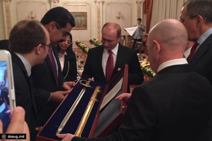 Путин подарил Мадуро клинок