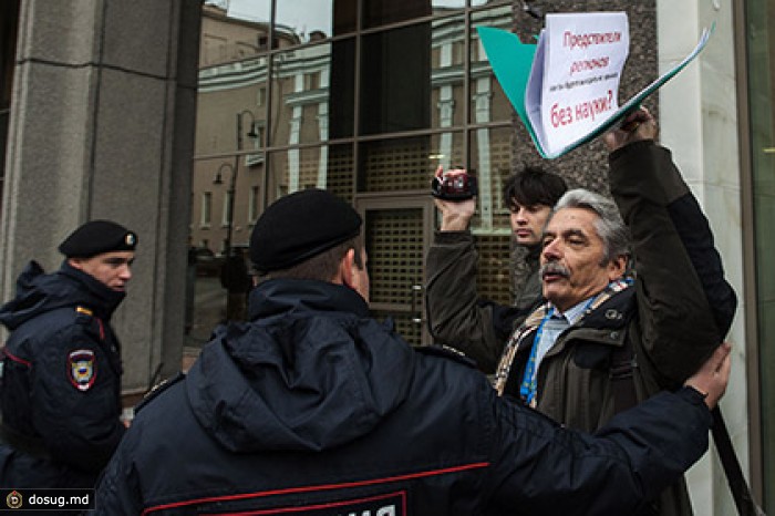 Путину передали две коробки подписей против реформы РАН