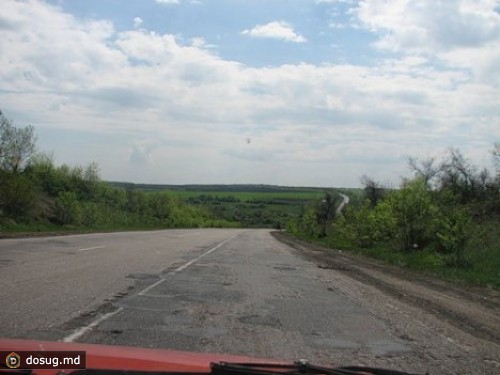 
 Пьяный водитель сбил подростков и влетел в столб
