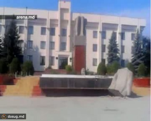 Разрушен памятник Ленину в Дондюшанах
