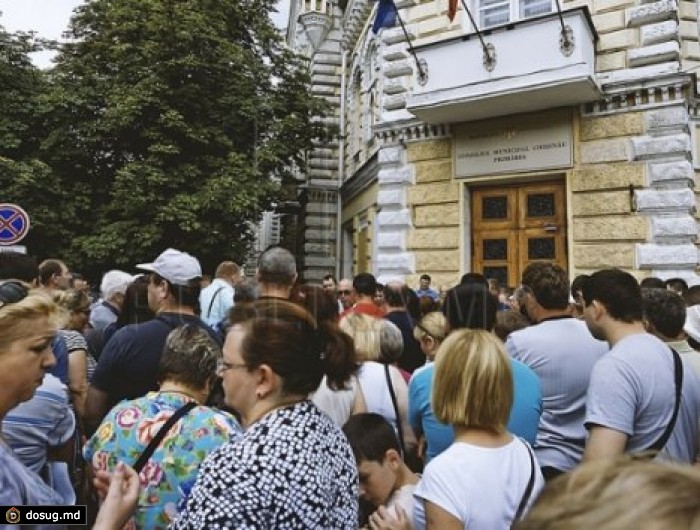 Родители учеников из столичного лицея имени Сервантеса вышли на протест перед мэрией
