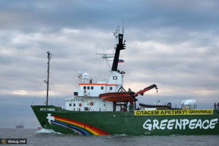 Российские пограничники отконвоируют судно Greenpeace в Мурманск