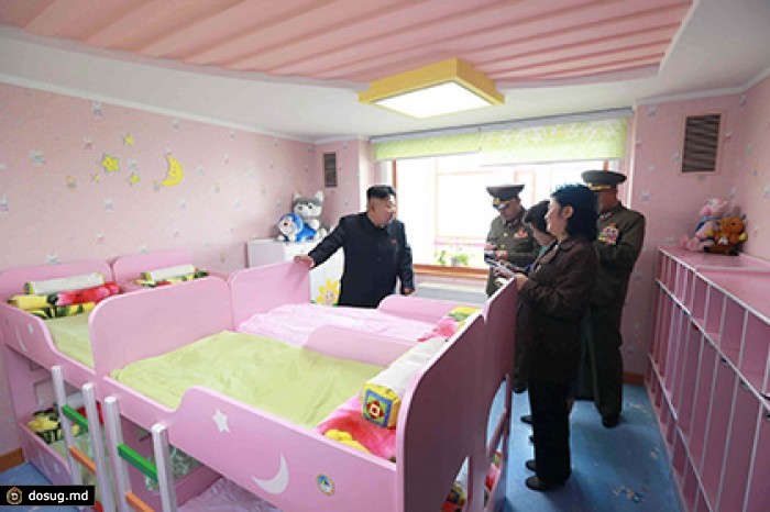 СМИ нашли фотобомбу на снимке с Ким Чен Ыном
