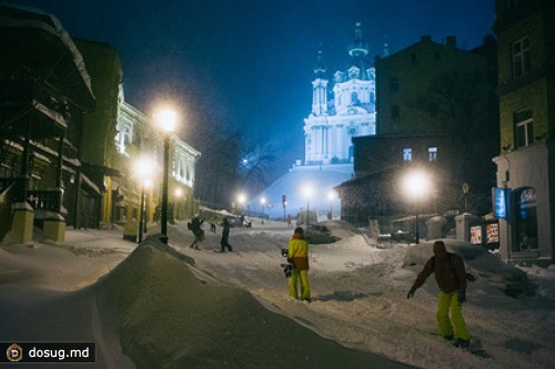 СМИ разыскали обнаженных сноубордисток с Андреевского спуска