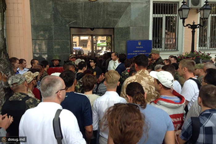 Самооборона Майдана попыталась ворваться в здание Госпогранслужбы Украины