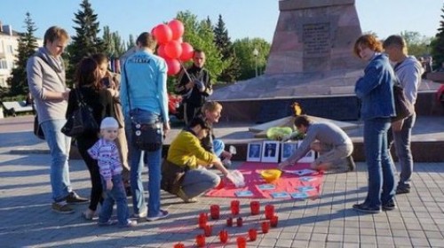 Секс-меньшинства возложили к Вечному огню ... презервативы