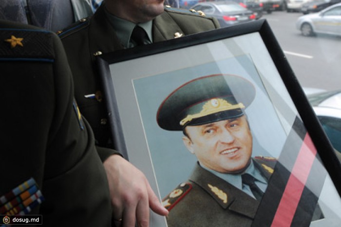 Шойгу открыл памятник на могиле Павла Грачева