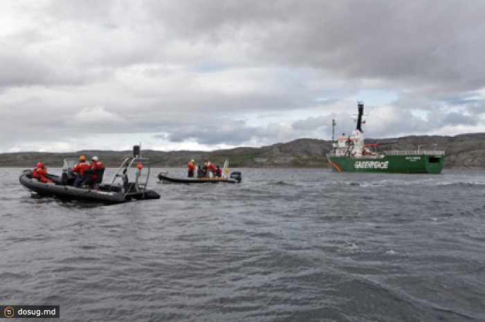 Следователи попросили арестовать экипаж задержанного судна Greenpeace