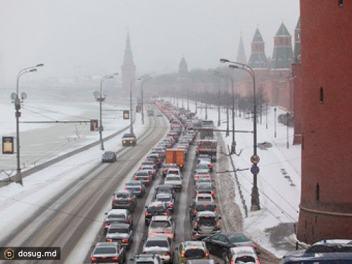 Снегопад парализовал движение автотранспорта в Москве