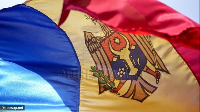 Где в кишиневе можно. Флаг Молдовы. Флаг Молдавии над Кишиневом. Tricolor флаг Молдовы. Триколор флаг Молдовы.