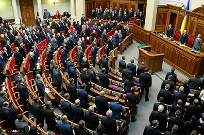 Соратники Януковича стали покидать парламент