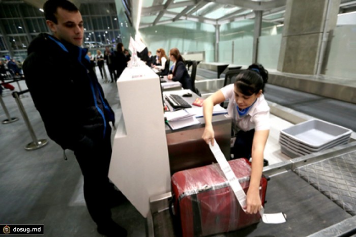 Сотрудников Пулково поймали на краже спиртного у пассажира