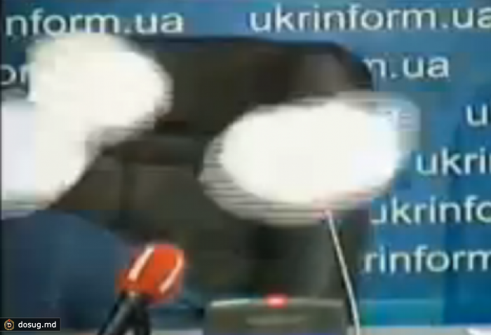 Советника Петра Порошенко забросали тортами. ВИДЕО