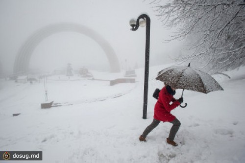 Столицу Украины замело снегом