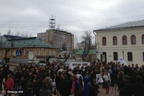 Сторонники Навального собрались у здания суда в Кирове
