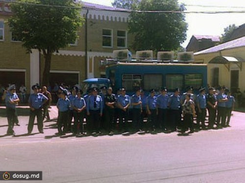 Сторонники и противники Тимошенко подрались у здания суда