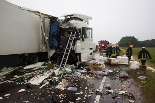 Трансбалтийскую магистраль перекрыли из-за столкновения тягачей