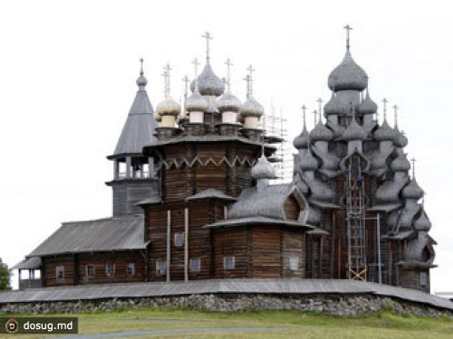 Церковь без гвоздей в Кижах подняли на метр