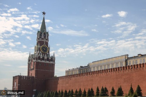 Турист попытался пролезть под воротами Спасской башни