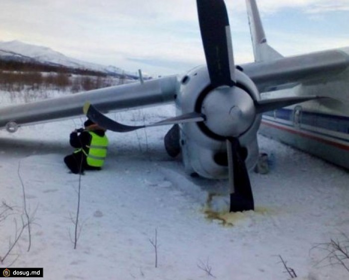 У Ан-26 отвалилось шасси при взлете в аэропорту Магадана. ФОТО