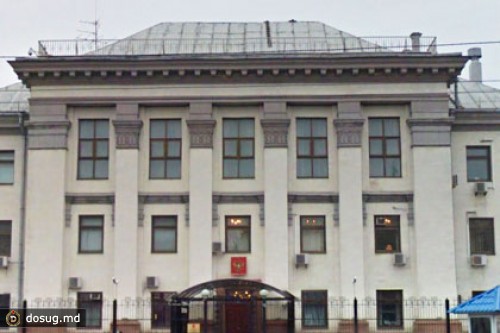 У посольства РФ в Киеве сожгли российский шоколад