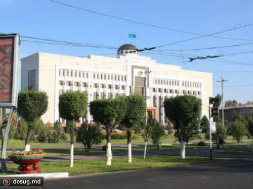 У правительственного здания в Казахстане произошел взрыв