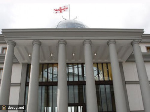 У резиденции Саакашвили обосновались сборщики подписей за его отставку