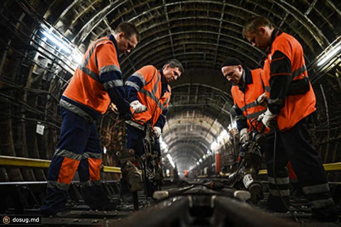 Ремонт метро. Служба тоннельных сооружений Московского метрополитена. Служба пути Московского метрополитена. Служба пути. Работник метрополитена в тоннеле.