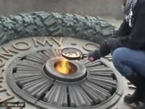 Украинка получила условный срок за приготовление яичницы на Вечном огне