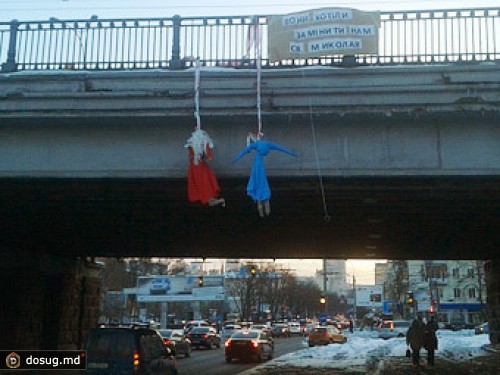 Украинские радикалы повесили чучело Деда Мороза